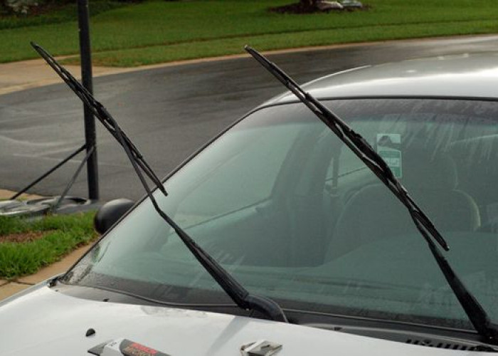 Tidak Perlu Repot ke Bengkel, Ini Dia Cara Mengatasi Karet Wiper Mobil yang Keras