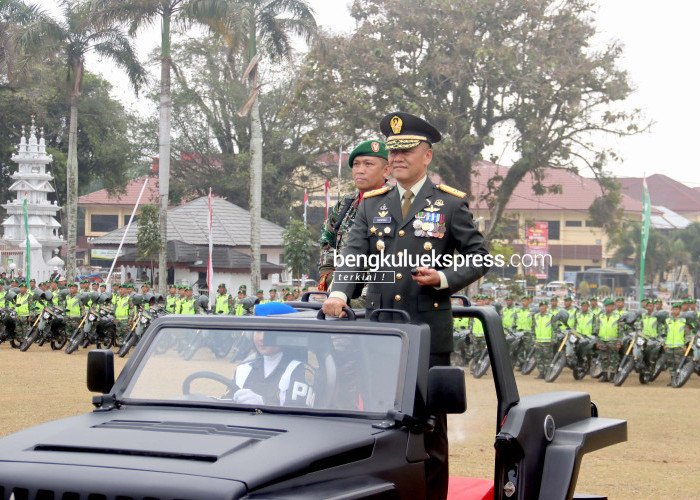 Danrem 041 Gamas Bengkulu Brigjen TNI Rachmad Zulkarnaen melakukan pemeriksaan pasukan pada upacara peringatan HUT ke-78 TNI di Lapangan Balai Raya Semarak Bengkulu, Kamis (5/10/2023). Foto Rio Susanto/Bengkulu Ekspress