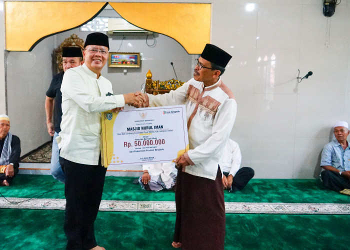 Gubernur Rohidin Serahkan Bantuan Dana Hibah Masjid di Bengkulu Selatan
