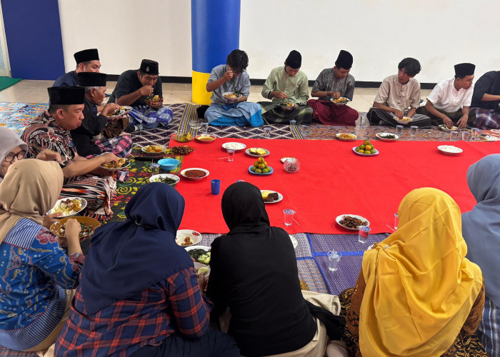 Mahasiswa Prodi Ilmu Komunikasi Unib Simulasikan Tradisi Adat Melayu Bengkulu Makan Bejenang 
