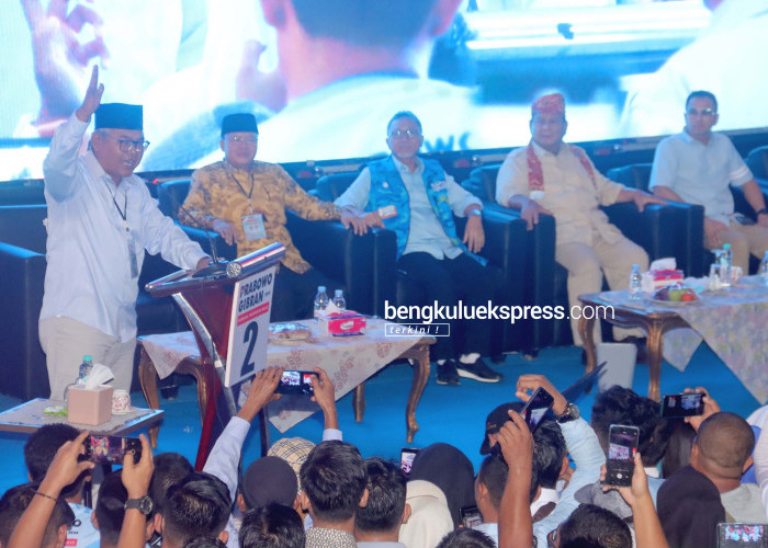 Ketua  Tim Kampanye Daerah (TKD) Provinsi Bengkulu H. Muhammad Soleh menyampaikan sambutan dihadapan Capres nomor urut 2 Prabowo Subianto yang hadir dalam kampanye  konsolidasi pemenangan Prabowo-Gibran di Kota Bengkulu Kamis (11/1/2024). Foto Rio Susanto Bengkulu Ekspress