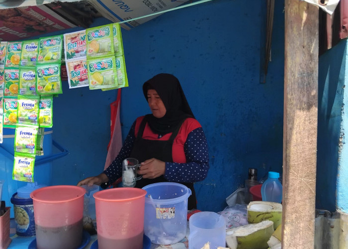 Nikmati Sensasi Es Kelapa Muda Ibu Akbar, Hidangan Sejuk di Tengah Panasnya Cuaca