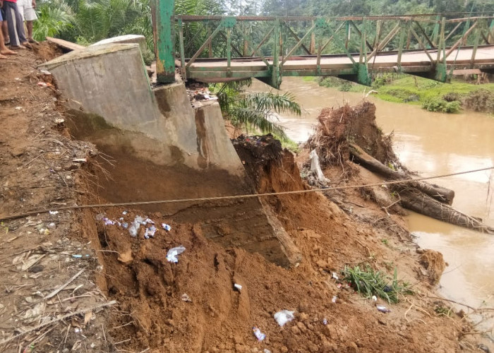 Ambruk, Jembatan Gantung Pagar Din di Bengkulu Utara Tak Dapat Dilalui