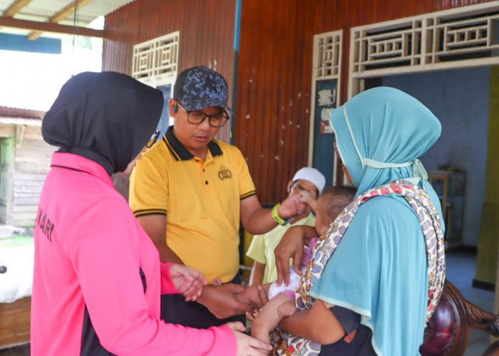Sentuh Sisi Kemanusiaan, Polres Mukomuko Salurkan Bansos untuk Anak-Anak Sakit di Kawasan Benteng Anna