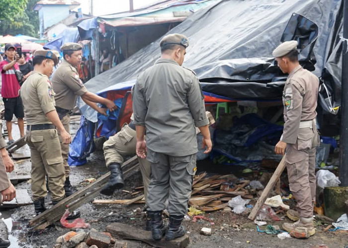 Pemkot Bengkulu Tertibkan Ratusan PKL di Jalan KZ Abidin 