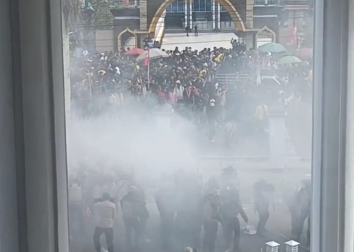Demo di Kantor DPRD Provinsi Bengkulu Memanas, Polisi Lepaskan Gas Air Mata ke Mahasiswa  