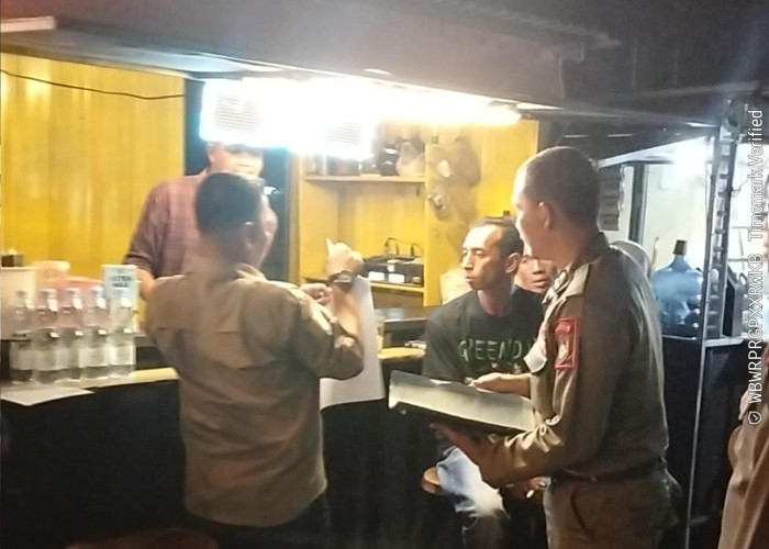 Satpol PP Tertibkan PKL dan Warung Tuak, Aktivitas Malam Dibatasi 