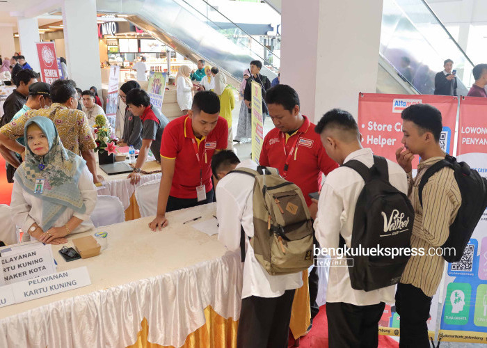 Para pencari kerja mengunjungi stand-stand perusahaan yang ambil bagian dalam kegiatan Job Fair tahun 2023 Disnakertrans Provinsi Bengkulu di Atrium Bencoolen Mall, Rabu (11/10/2023). Foto Rio Susanto Bengkulu Ekspress
