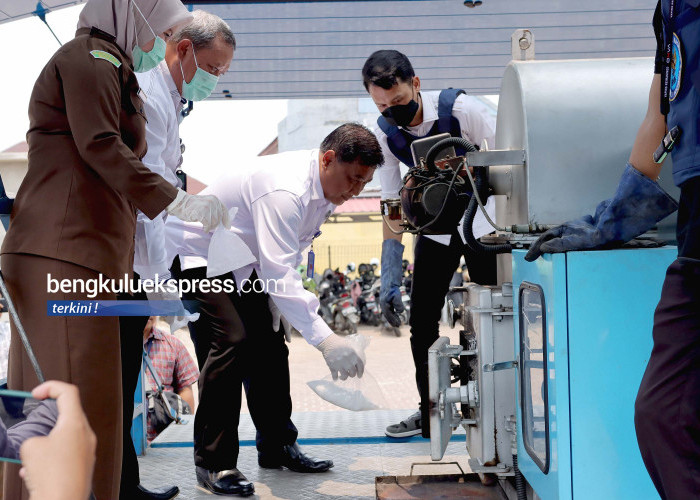 Pemusnahan barang bukti sabu seberat   410 Gram  menggunakan mesin incenerator pemusnah narkoba milik BNNP Bengkulu.  Foto Rio Susanto Bengkulu Ekspress