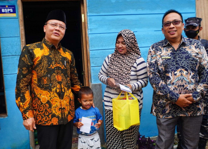 Gubernur Bengkulu Serahkan Kartu BPJS untuk Masyarakat Enggano