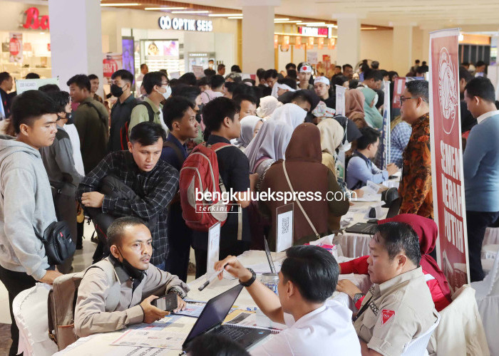 Para pencari kerja memadati stand-stand perusahaan yang ambil bagian dalam kegiatan Job Fair tahun 2023 Disnakertrans Provinsi Bengkulu di Atrium Bencoolen Mall, Rabu (11/10/2023). Foto Rio Susanto Bengkulu Ekspress