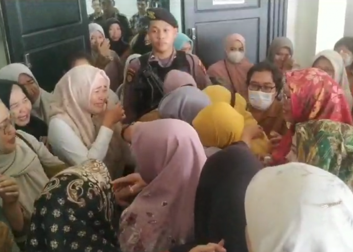 Isak Tangis Warnai Vonis Bebas Mantan Kepala Puskesmas Pasar Ikan Kota Bengkulu 