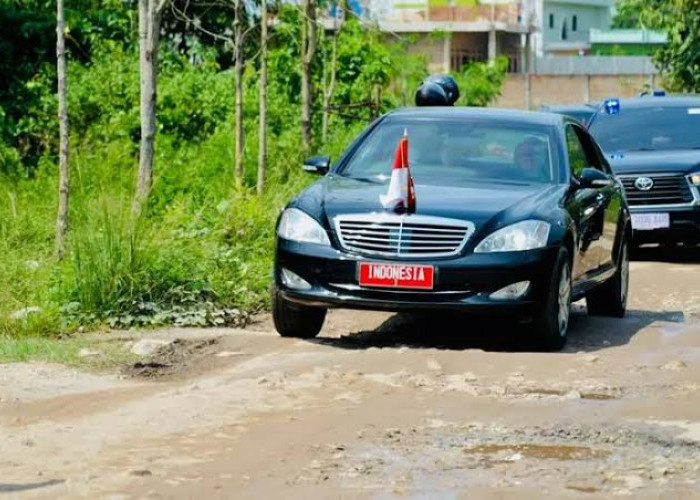 Mobil Presiden Nyangkut saat Lewati Jalan Buruk di Lampung