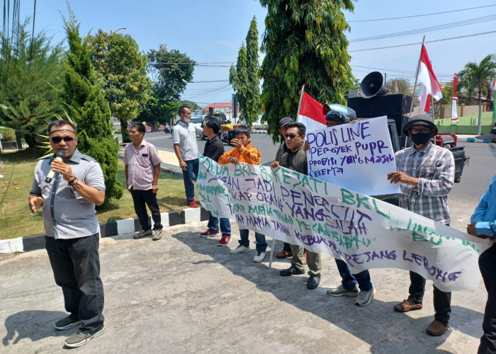 Tuntut Keadilan, Pihak Ahli Waris yang Bersengketa dengan Dinas PUPR Gelar Aksi Demo di Polda Bengkulu