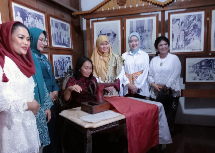 Menteri PPPA RI dan Para Istri Gubernur Bertamu ke Rumah Fatmawati di Bengkulu 