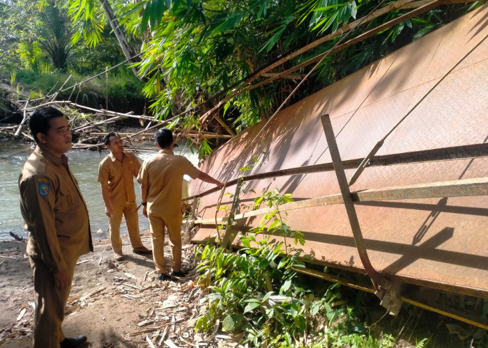  Jembatan Gantung Putus, Warga Terpaksa Seberangi Sungai Pakai Rakit