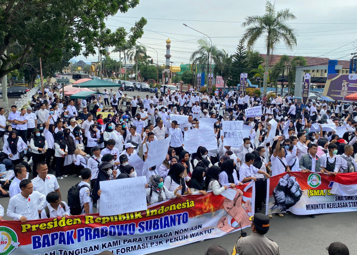 Ribuan Honorer, GTT dan PTT, Unjuk Rasa ke Kantor Gubernur Bengkulu 