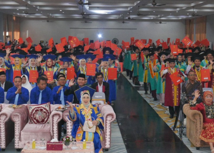 348 Mahasiswa Universitas Dehasen di Wisuda