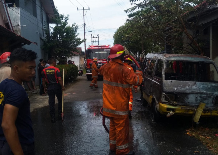 Mobil Angkot Ludes Terbakar Padahal Sudah 4 Tahun Tidak Beroperasi, Kok Bisa?