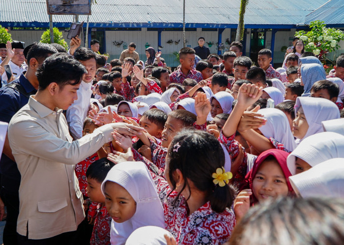 Wapres Gibran Tinjau Program MBG dan Berikan Bantuan Pada Siswa di Bengkulu 