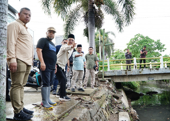 Sebabkan Banjir, Gubernur dan Walikota Bengkulu Cek Drainase di Kelurahan Penurunan