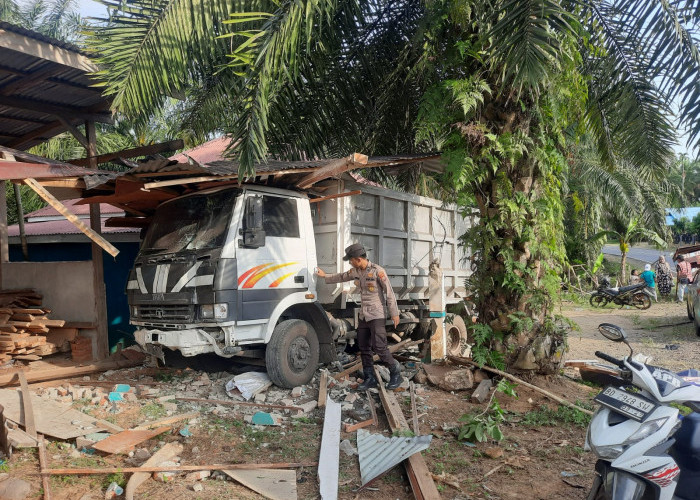 Dihantam Dump Truk, Rumah dan Motor Warga Bengkulu Utara Ringsek