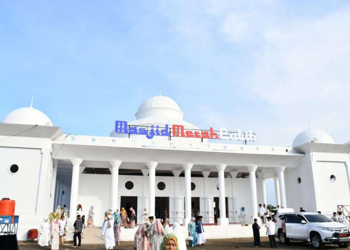 Plh Wali Kota Bengkulu Ronny PL Tobing Salat Idul Adha di Masjid Merah Putih