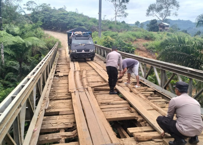 Rusak Parah, Personel Polsek Talo Kabupaten Seluma Perbaikan Jalur Jembatan Penghubung Antar Desa 