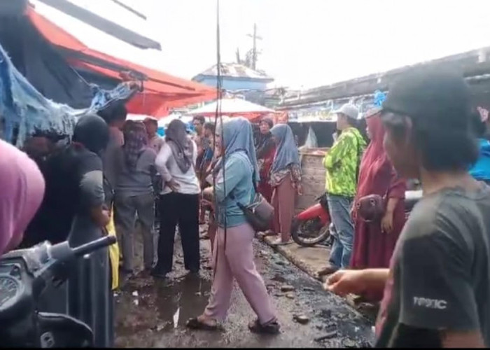 Tidak Terima Ditertibkan, PKL di Pasar Minggu Ngotot Tetap Berjualan di Badan Jalan