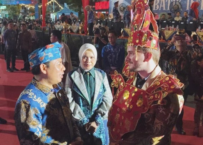 Bengkulu Tampilkan Kolaborasi Budaya Nusantara dan Mancanegara Lewat Karnaval Batik Besurek 2026 