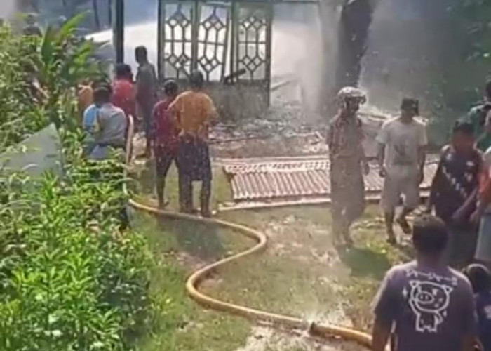 Rumah Semi Permanen di Pinang Raya Ludes Terbakar