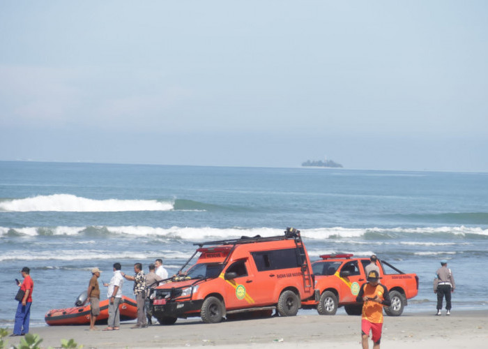 2 Orang Wisatawan asal Sumsel Belum Ditemukan, Basarnas Turunkan Personel Sisir Pantai Panjang Bengkulu