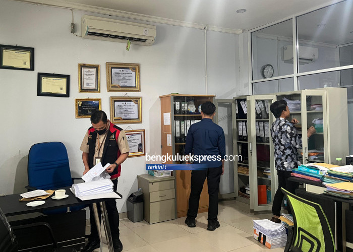 Tim Penyidik Pidsus Kejati Bengkulu menggeledah kantor PT Ratu Samban Mining (RSM) dan PT Tunas Bara Jaya, Kamis, 17 Juli 2025. Foto: Istimewa/Penkum Kejati Bengkulu