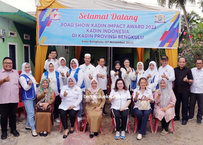 TIm Juri KADIN Impact Award 2023 bersama pengurus KADIN Provinsi Bengkulu berfoto bersama usai melakukan peninjauan proses pembuatan dan pengemasan sirup kalamansi di rumah produksi sirup jeruk kalamansi Giwi Gewi di Kelurahan Beringin Raya Kota Bengkulu, Selasa (7/11). Foto Rio Susanto Bengkulu Ekspress