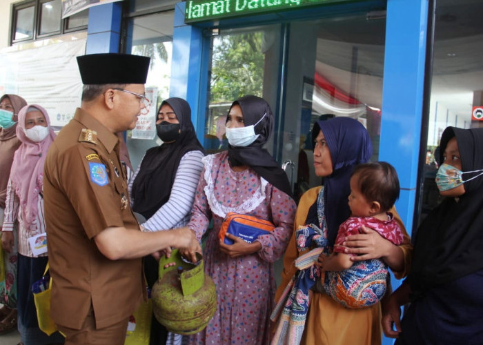 Gubernur Bengkulu Bagikan Tabung Gas LPG 3 Kg Gratis untuk Masyarakat Bengkulu Tengah