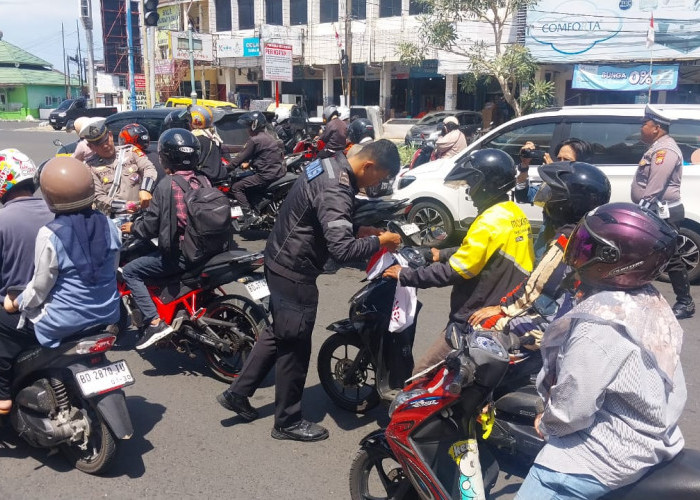 Tingkatkan Rasa Nasionalisme, Satlantas Polresta Bengkulu Bagikan Ratusan Bendera Merah Putih 