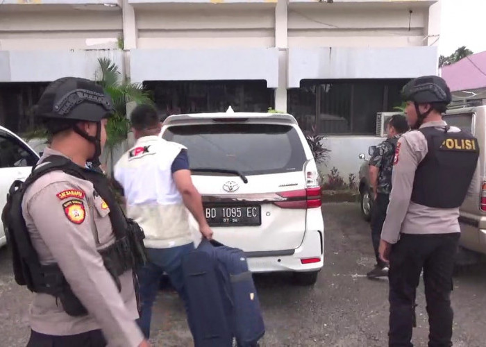 Penyidik KPK Bawa Koper Usai Geledah Kantor Disnakertrans Prov Bengkulu 