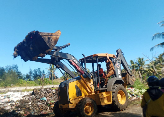 Camat dan Warga Muara Bangkahulu Bersihkan TPA Liar
