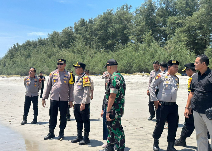 Pantai Batu Kumbang Dipadati Wisatawan, Kapolres Mukomuko Larang Pengunjung Berenang