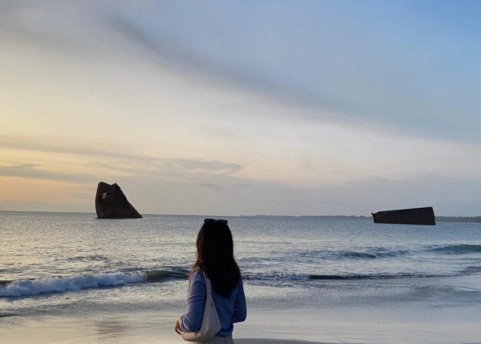 Nikmati Senja dan Keindahan Kapal Tongkang Terbalik di Pulau Baai Bengkulu