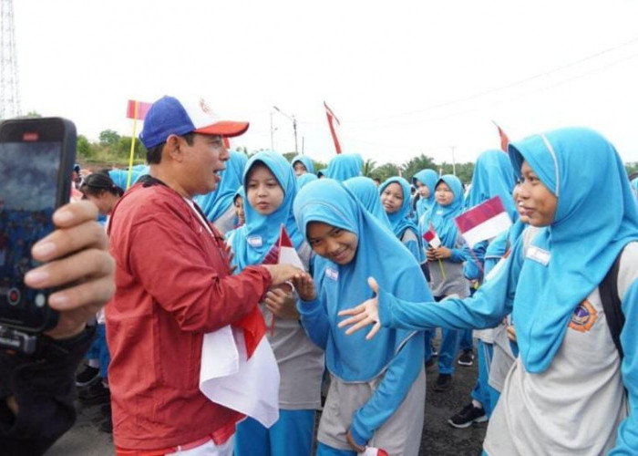 Gugah Semangat Nasionalisme, Wali Kota Bengkulu Bagikan Ribuan Bendera Merah Putih Jelang HUT RI ke-80