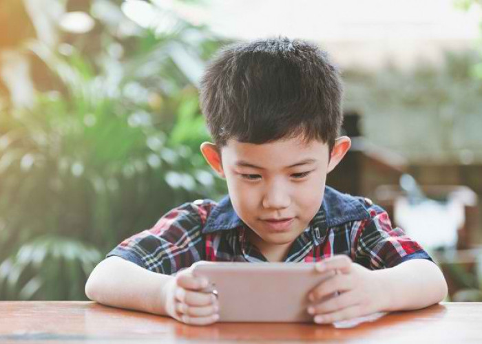 Sering Main Gadget Bisa Menghambat Perkembangan Anak!