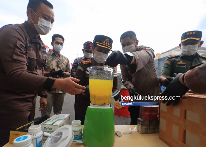 Kejaksaan Negeri Bengkulu memusnahkan barang bukti dari 104 perkara tindak pidana umum yang telah inkrah yang meliputi senjata tajam, narkoba, rokok, dan minuman keras ilegal, Kamis 10 Juli 2025. Pemusnahan dipimpin langsung oleh Kepala Kejari Bengkulu, Dr. Ni Wayan Sinaryati, SH., MH, di halaman kantor Kejari sebagai bentuk komitmen dalam penegakan hukum dan pemberantasan kejahatan di wilayah Bengkulu. Foto: Rio Susanto Bengkulu Ekspress