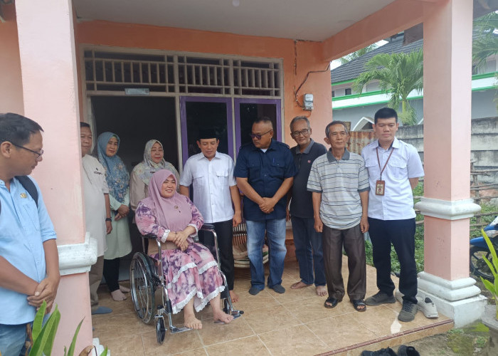 Wali Kota Bengkulu Serahkan Dua Unit Kursi Roda untuk Warga yang Membutuhkan