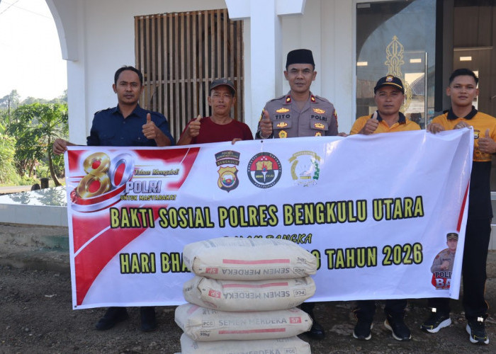 Hari Bhayangkara, Polres Bengkulu Utara Bersihkan Rumah Ibadah dan Bantu Pembangunan Masjid