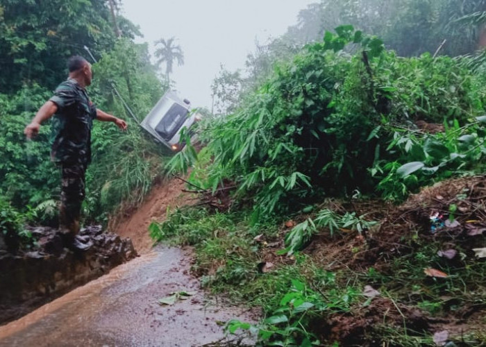 Hujan Deras Picu Longsor di Rejang Lebong, Jalan Curup-Lubuklinggau Tertutup Material