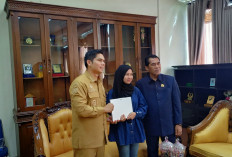 Tepati Janji, Plt Bupati dan Ketua DPRD Rejang Lebong Serahkan Laptop Baru untuk Mahasiswi Korban Kebakaran