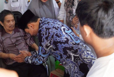 Wali Kota Bengkulu Serahkan Bantuan Kursi Roda, Pastikan Warga Kurang Mampu Dapat Perhatian