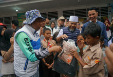 Tinjau Banjir Bandang di Batu Busuk, Gubernur Helmi Serahkan Bantuan untuk Warga yang Kehilangan Rumah