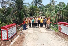 Polsek Sungai Rumbai Perbaiki Jembatan Merah Putih Presisi di Mukomuko, Gunakan Dana Swadaya